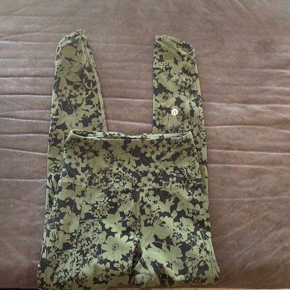 Lululemon all you do barracks green and black floral print tights size 2 - Picture 7 of 8